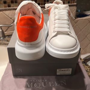 Alexander MacQUEEN Men's Oversized Sneaker in white&Orange (Brand NEW size 39)